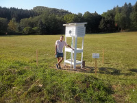Hotová meteorologická budka v Hutích