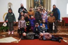 Mladí hasiči - prohlídka kostela v Kašavě