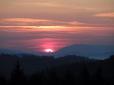 Slunce lemuje úpatí hory Radhošť